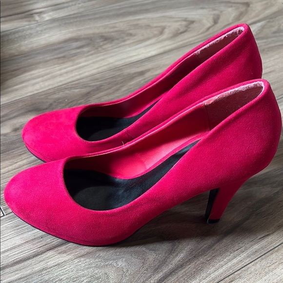 Qupid Red Heels Elegant Suede Design - Picture 2 of 4